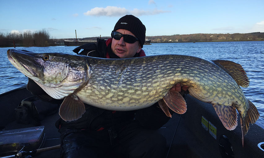 Vertikal angeln auf kapitale Hechte